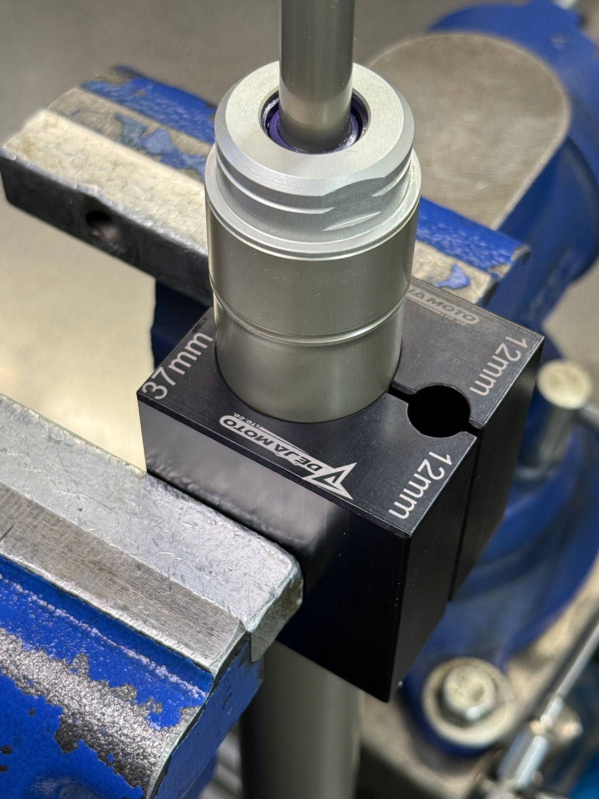 WP AER48 37/12mm cylinder & rod clamp