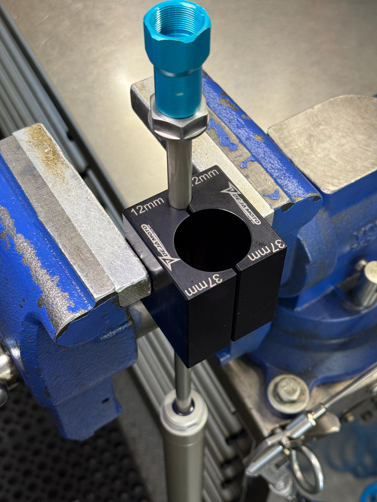 WP AER48 37/12mm cylinder & rod clamp